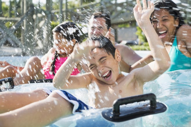 Barn leker i badepark