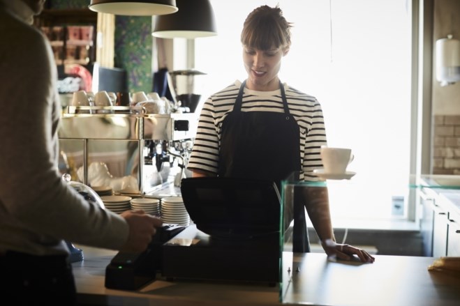 Mann betaler for kaffe