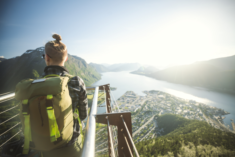 Man på toppen av et fjell