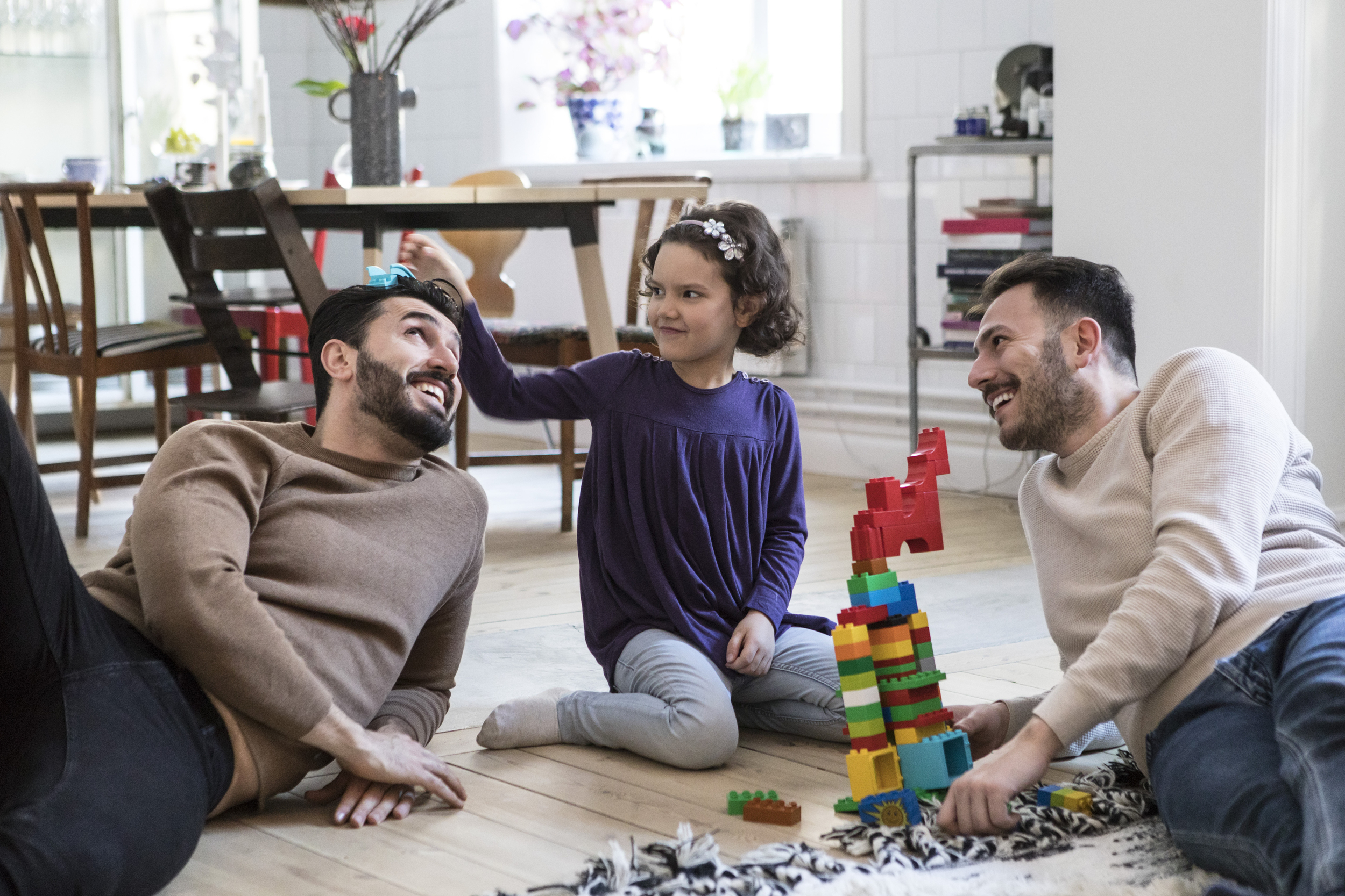 Familie leker med duplo