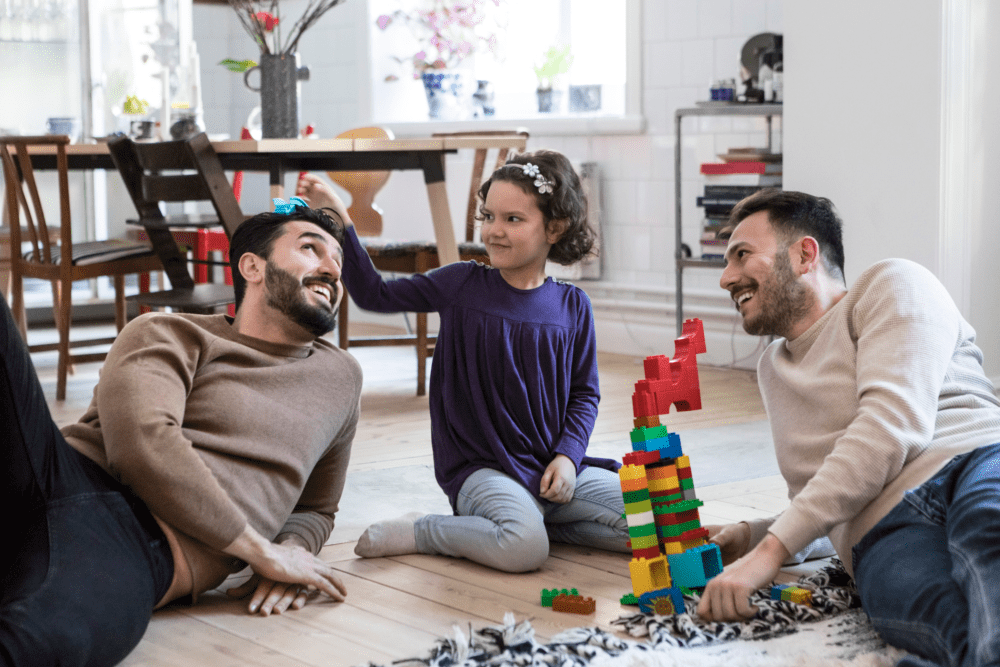 Familie leker med duplo